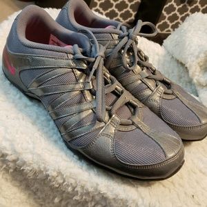 Nike musique dance shoe